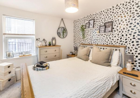 Modern 2 bedroom Flat in Montrose
